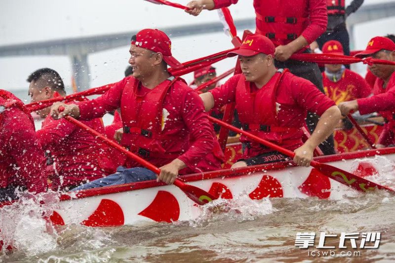 整齐划一的桡声划破湘江碧波，桡手挥桨击水、勠力同心。