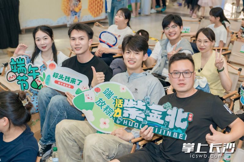 6月21日傍晚，“紫金北——我们的节日·端午”欢乐荟活动热闹开启。