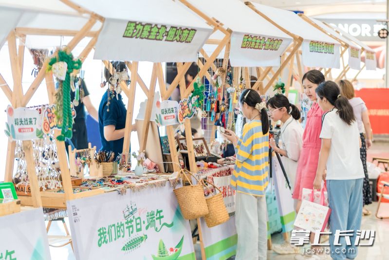 来自文创小店的特色产品令年轻人爱不释手。