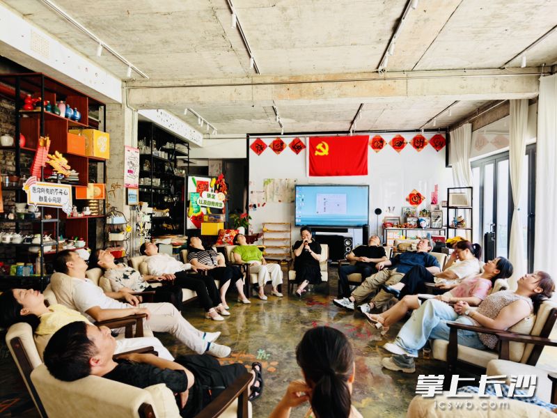 东风路街道将“心灵解压工作坊”开进园区,为大家心理减负赋能。 东风路街道将“心灵解压工作坊”开进园区,为大家心理减负赋能。