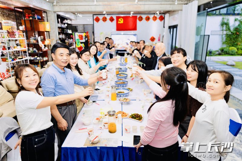 社区将中秋家宴开进园区,青年创客、党员和街坊们过节同乐。 社区将中秋家宴开进园区,青年创客、党员和街坊们过节同乐。