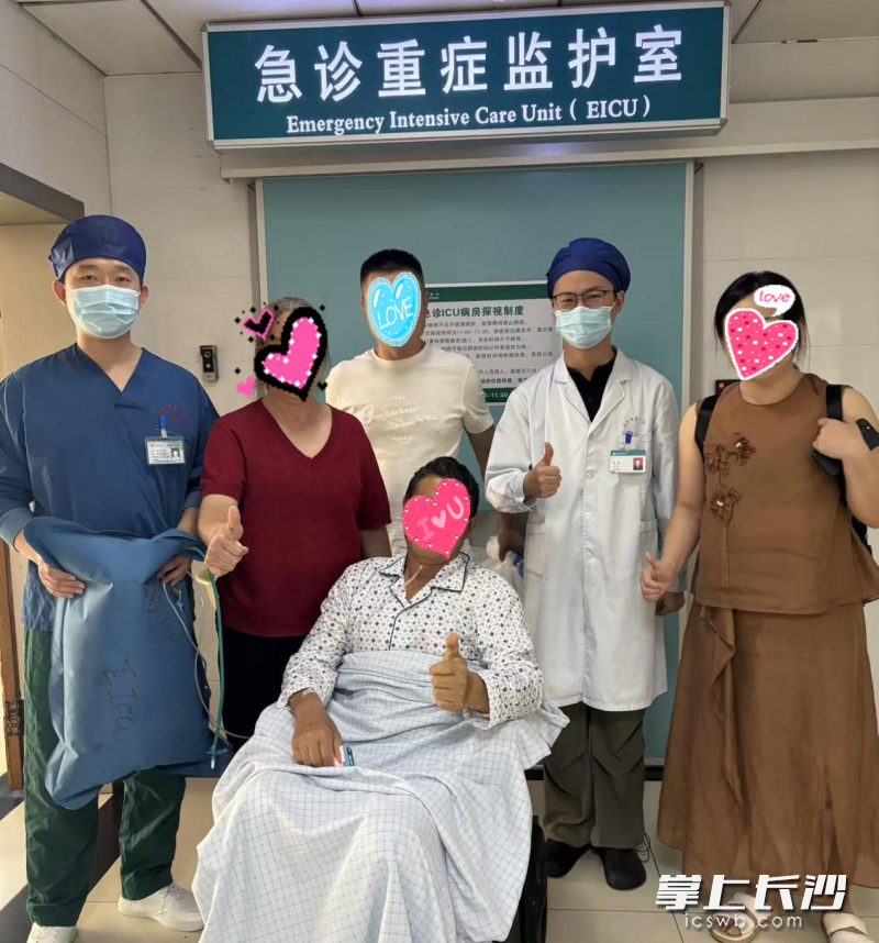 出院前，患者及家属与医护人员合影留念。均为通讯员供图