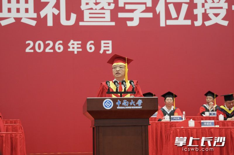 中国工程院院士、中南大学校长李建成勉励学生们在智能时代，做技术的驾驭者、跨界的创新者、家国的担当者。 均为长沙晚报全媒体记者林暘摄