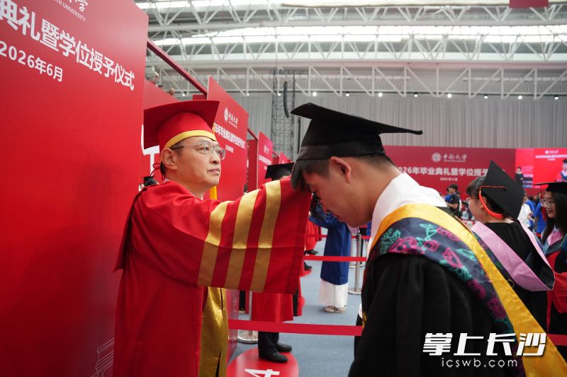 为毕业学子拨穗。