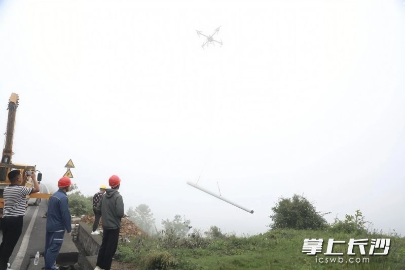 无人机搭载了专用吊运设备，穿越复杂地形，全程飞行稳定、定位精准。