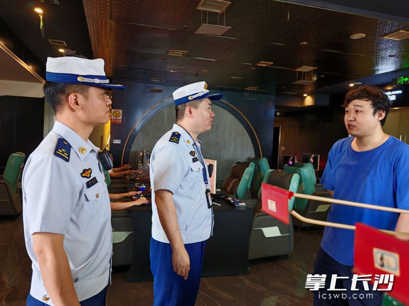 消防行政执法人员在网吧进行检查。 长沙晚报通讯员 汤淑 摄