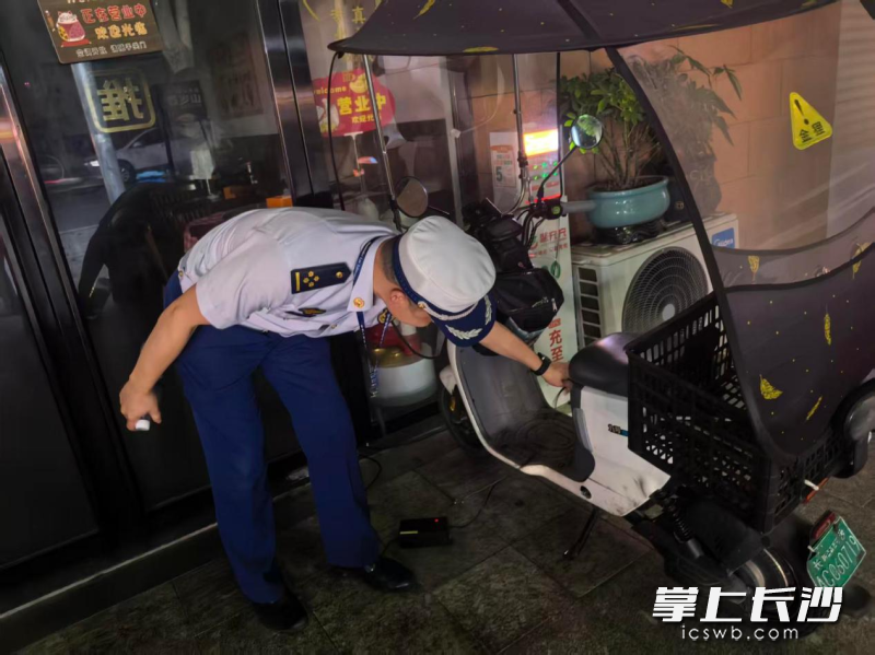 宁乡消防在进行电动自行车检查。 长沙晚报通讯员 方圆 摄