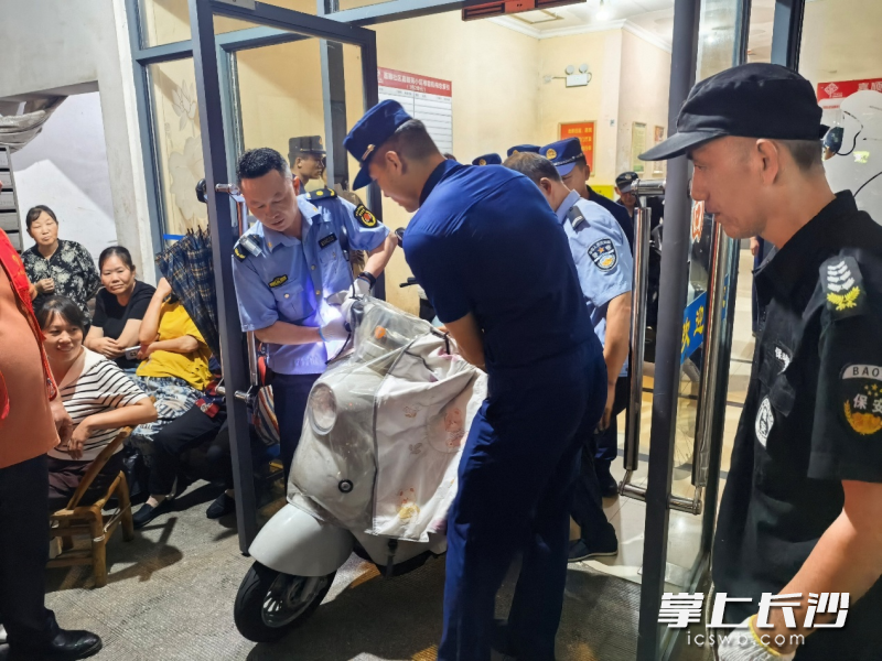 图为岳麓区联合整治“两电”乱象。均为长沙晚报通讯员 李文翠 摄