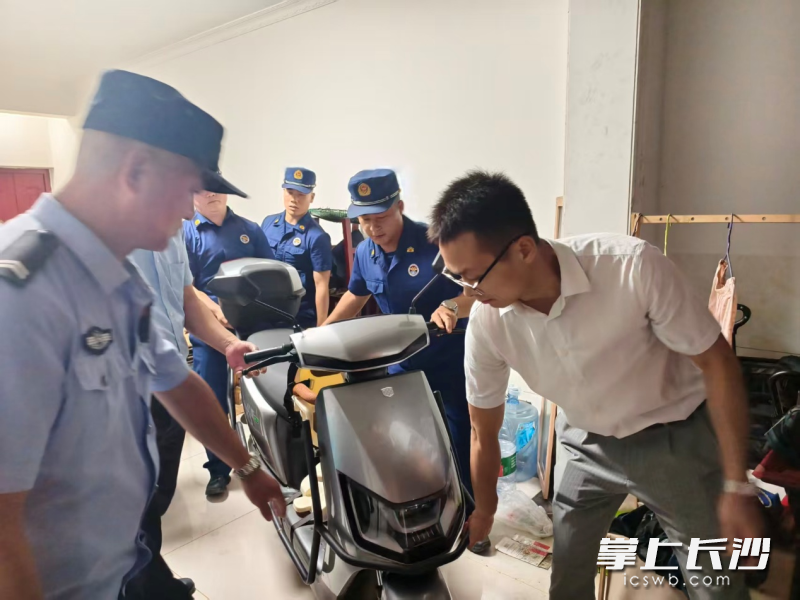 违规停放的电动自行车被清理。