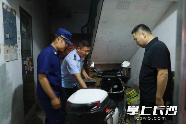 整治过程中，工作人员引导居民规范停放、安全充电。