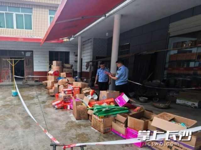 开福区查处一起居民自建房非法储存烟花爆竹重大隐患案件。均为长沙晚报通讯员 供图