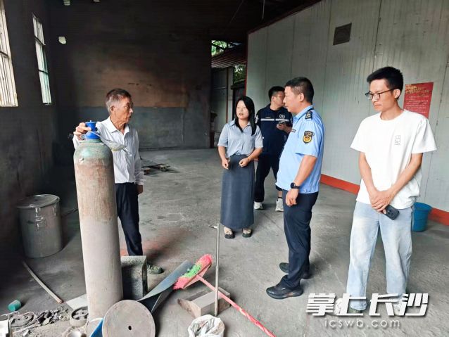 工作人员深入企业生产一线开展全方位细致核查。