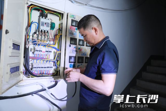 针对安全隐患高发重点区域，街道同步开展全覆盖隐患整治与安全宣传劝导工作。