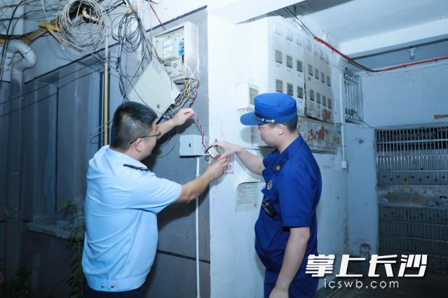捞刀河街道开展“两电”安全集中夜查整治专项行动。 均为长沙晚报通讯员李文供图