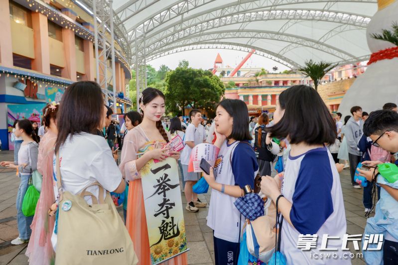 “花神”“状元郎”等NPC穿梭人群中，与毕业生们玩起对诗、成语接龙等游戏。 除另注明外均为主办方供图