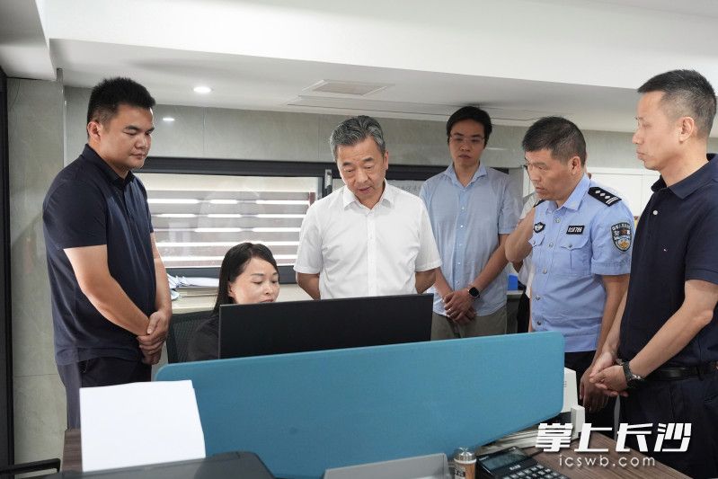 6月23日，副省长、市委书记陈竞在浏阳市调研督导烟花爆竹产业安全生产工作，来到守法化工贸易有限公司。