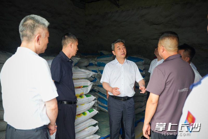 陈竞在大瑶汇丰花炮材料仓储基地调研督导安全生产工作。