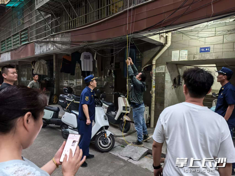 图为岳麓消防在清理飞线。 均为长沙晚报通讯员 李文翠 供图