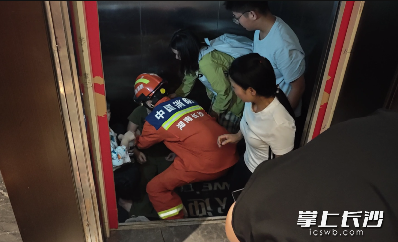 消防救援人员正在营救被困群众。长沙晚报通讯员 时小尧 摄