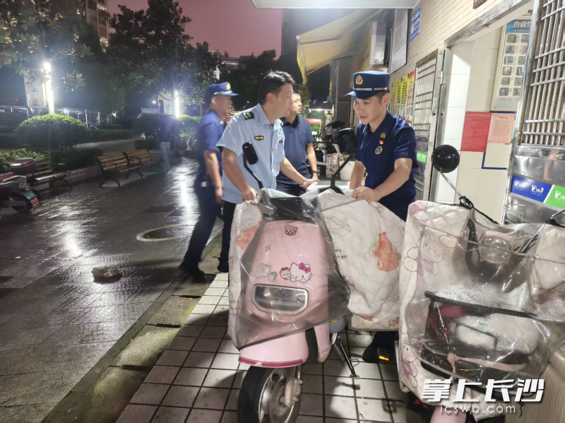 清理违停电动车。