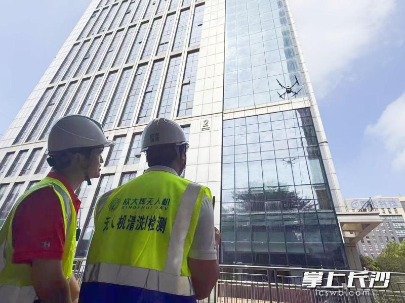 一位无人机操手通过“空中快滴”接到业务后，对长沙某高楼进行外墙清洗作业。长沙晚报通讯员 商明 供图