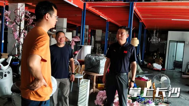 街道对辖区仓储物流区开展安全生产专项检查。  均为长沙晚报通讯员张柳供图