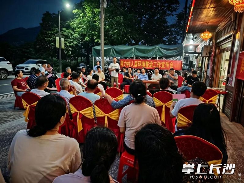 群力村“两委”把屋场夜话、消防课堂搬进了后街。 群力村“两委”把屋场夜话、消防课堂搬进了后街。