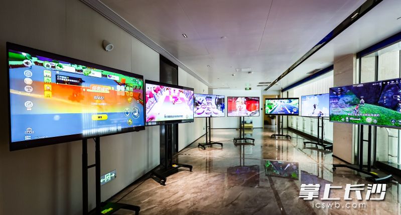 活动现场，《蛋仔派对》《永劫无间》高校合作课程优秀UGC作品展示。