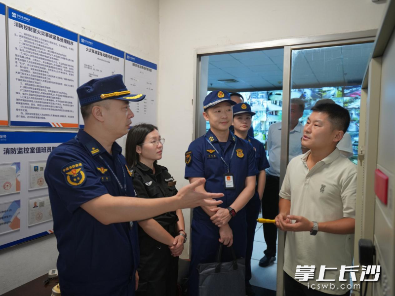 图为消防检查人员在检查指导。 长沙晚报通讯员 方圆 摄