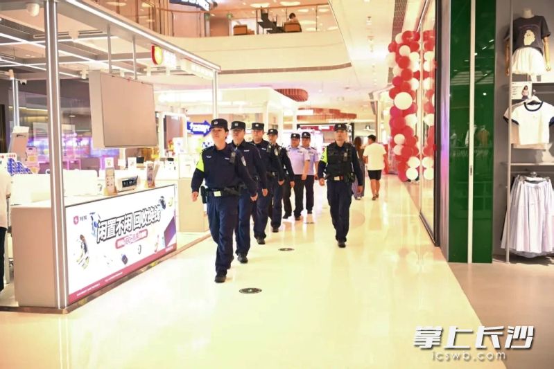 巡特警大队和白马桥派出所干警对吾悦广场进行巡逻清查。  均为长沙晚报全媒体记者张禹   通讯员汤姗姗、谭海鹏摄影报道