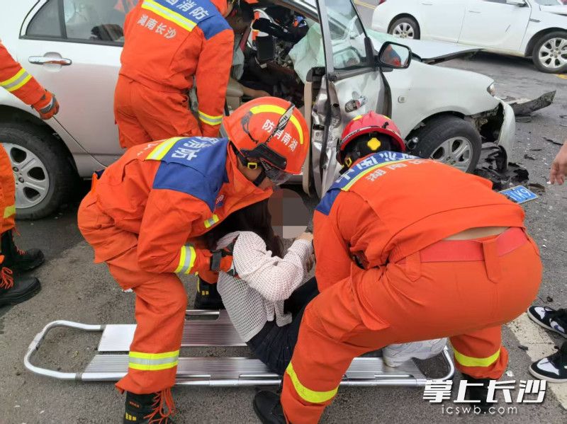 被困人员被成功救出。 长沙晚报通讯员 王磊 摄