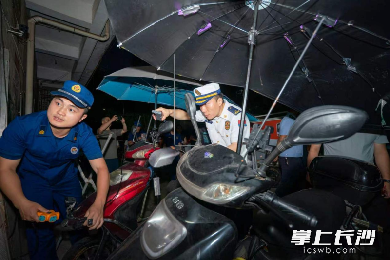 消防人员在进行隐患排查。均为长沙晚报通讯员 张佳欣 摄
