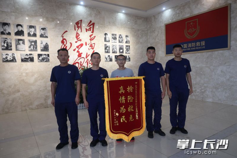 老人家属特意送来感谢锦旗。
