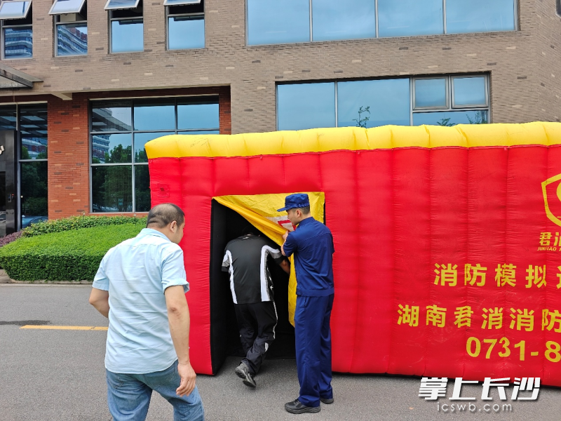 参训员工体验逃生帐篷。 均为长沙晚报通讯员张佳欣摄