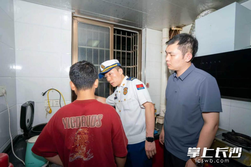 上门进行风险提示和安全宣讲。