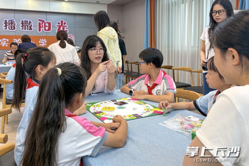 湖南师范大学特教系学生讲解桌游规则。