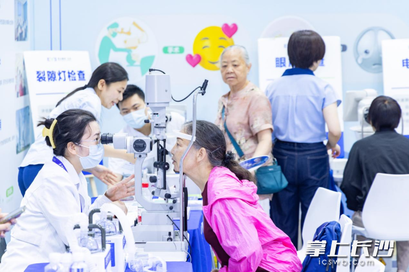 智慧养老科技专区人头攒动，成为市民观展打卡的“热门地”