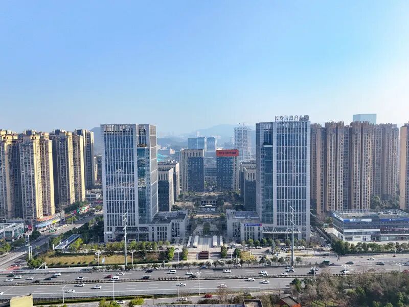向北，麓谷片区的长沙高新区麓谷产业园、世界计算·长沙智谷构建起现代化产业体系，完成的是“从10到100”。湘江早报全媒体记者 范龙贵 摄