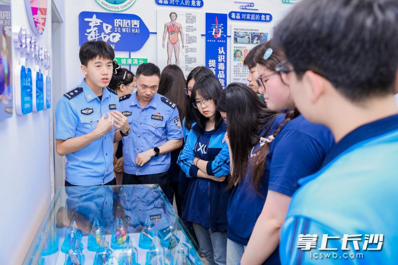 在老粮仓镇星石村禁毒教育基地内，长沙市强制隔离戒毒所民警向中小学生讲解禁毒知识。