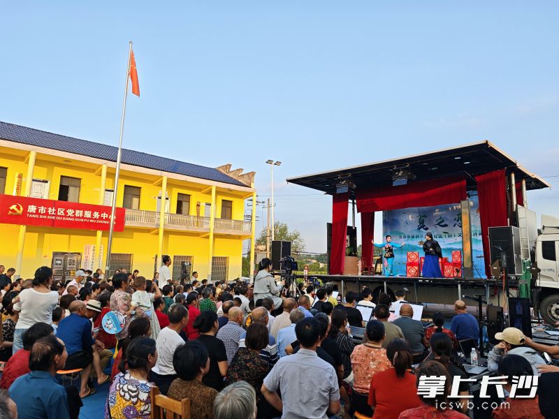 唐市社区开展花鼓戏惠民演出，邻里百姓围坐满场。 均为长沙晚报全媒体记者张禹 通讯员汤凯摄影报道