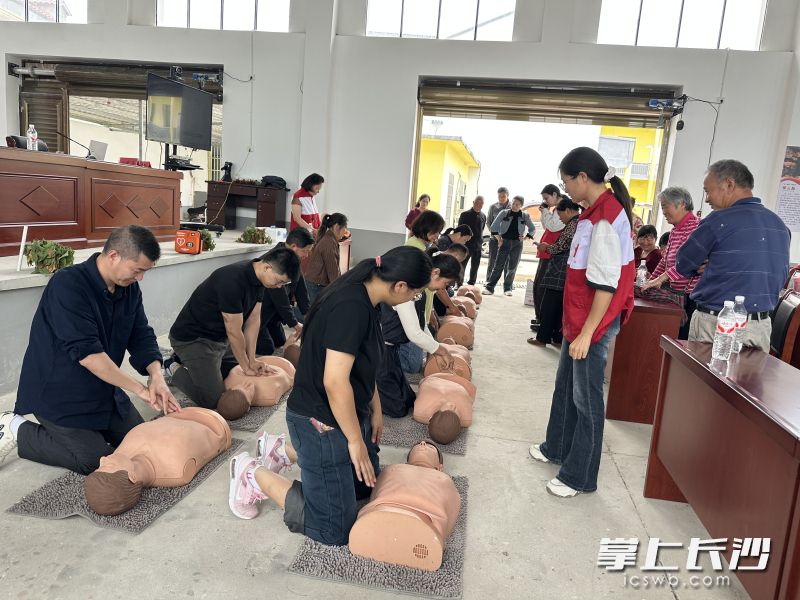 唐市社区邀请宁乡市红十字会专业医师，给社区居民开展急救专项实操培训。