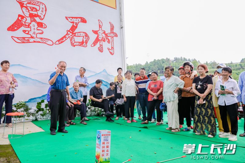村民们在寓教于乐的游戏中了解禁毒知识。