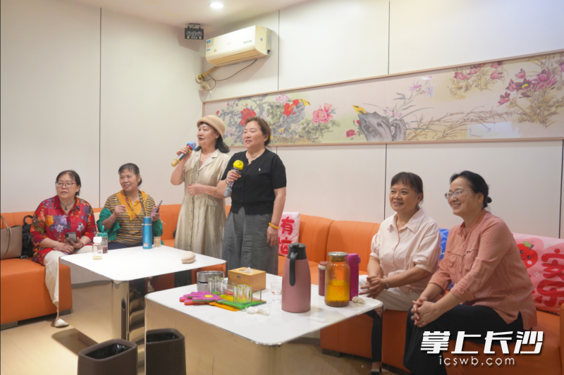 新华楼投入40万元对二楼进行改造，原本6个包厢改成10个功能套间，新增3个KTV室和4个棋牌室，一个平层空间同时满足吃饭、唱歌、打牌三种需求。 均为 全媒体记者 陈飞 通讯员 湛亦聪 摄影报道