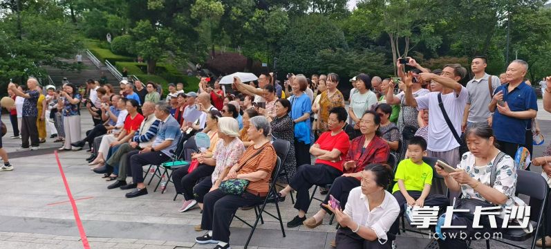 观众看得非常投入。 长沙晚报全媒体记者 周小华 摄