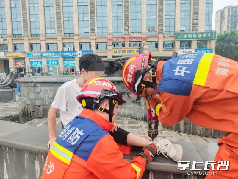 消防员正在进行救援。 长沙晚报通讯员 刘鑫 摄