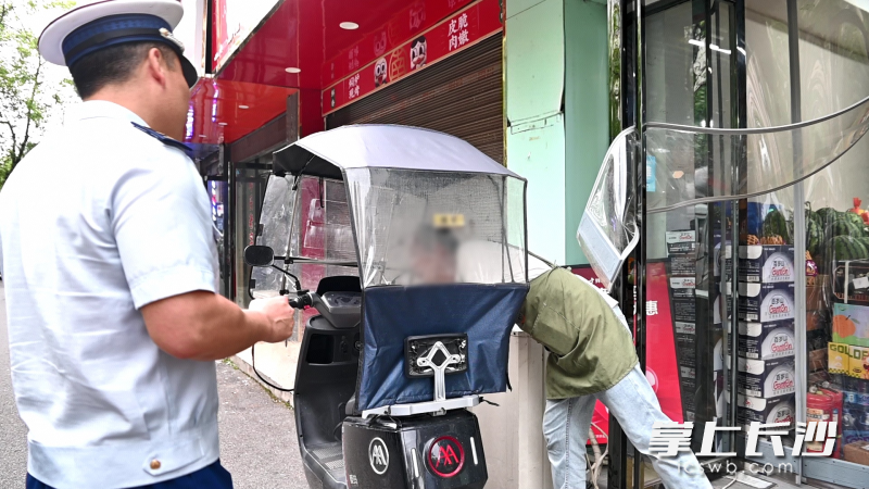 浏阳消防进行“两电”检查。 长沙晚报通讯员 寻艳 摄