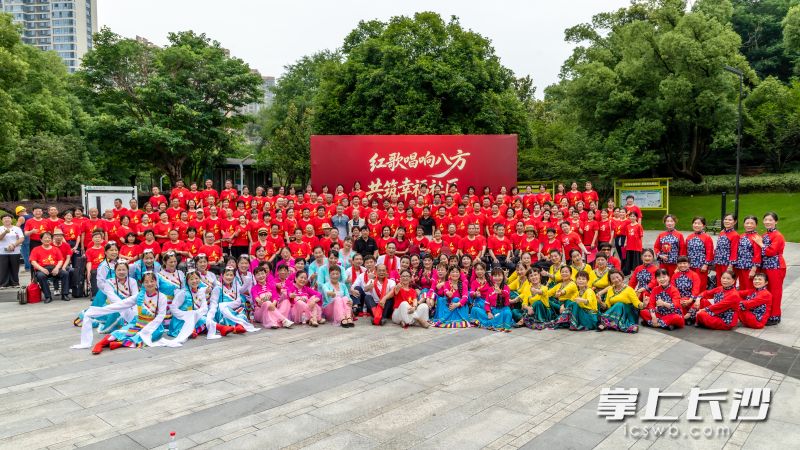 全体演职人员合影。 长沙晚报通讯员 黄斐 摄