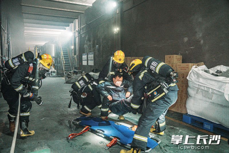 抢救“伤员”。