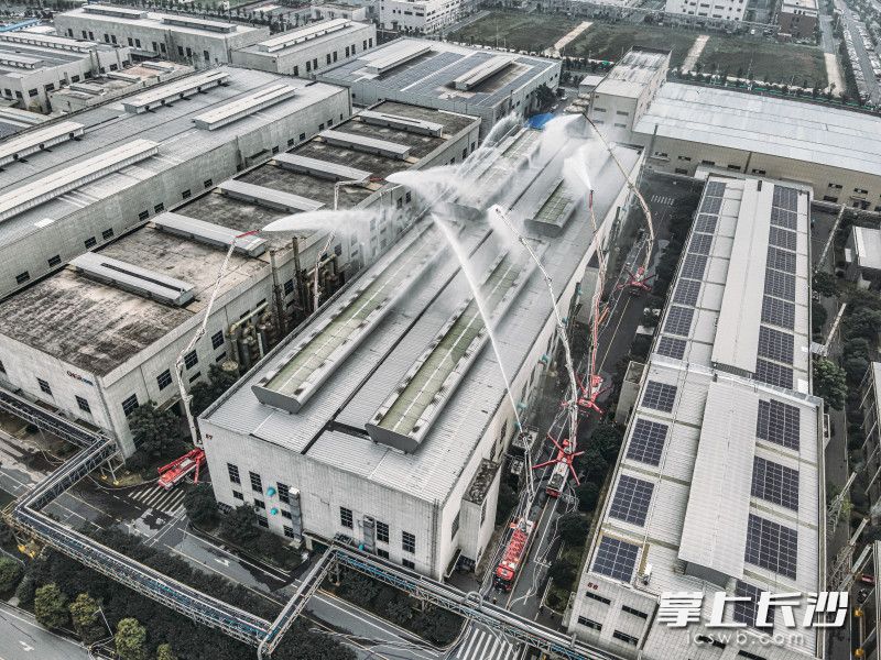灭火救援演练场景。 均为长沙晚报通讯员谢海鹏摄