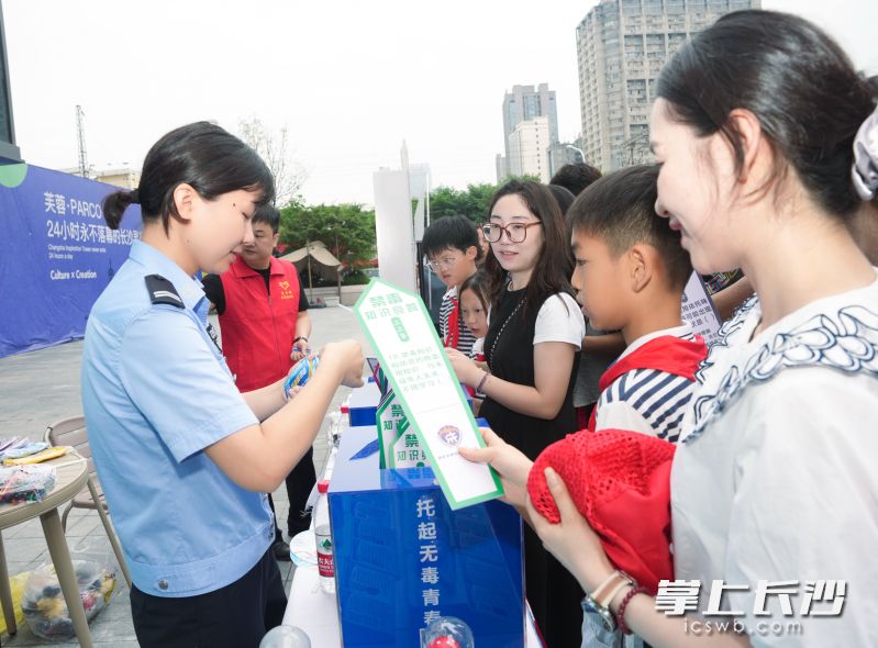 市民参加禁毒知识有奖问答。